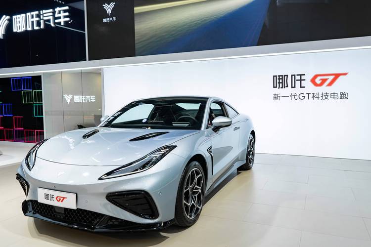 深圳42哪吒汽车在智能汽车领域的表现，领途汽车在新能源汽车市场中的影响力